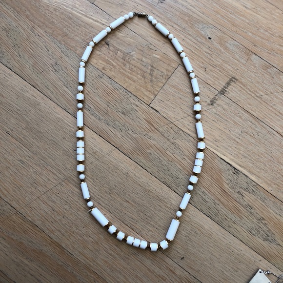 White Vintage Necklace - Picture 4 of 5